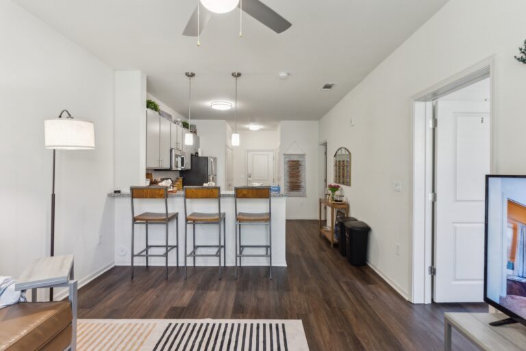 08 9200 University City Blvd Charlotte NC 28213 USA Living room DPD00400 1 768x512 1